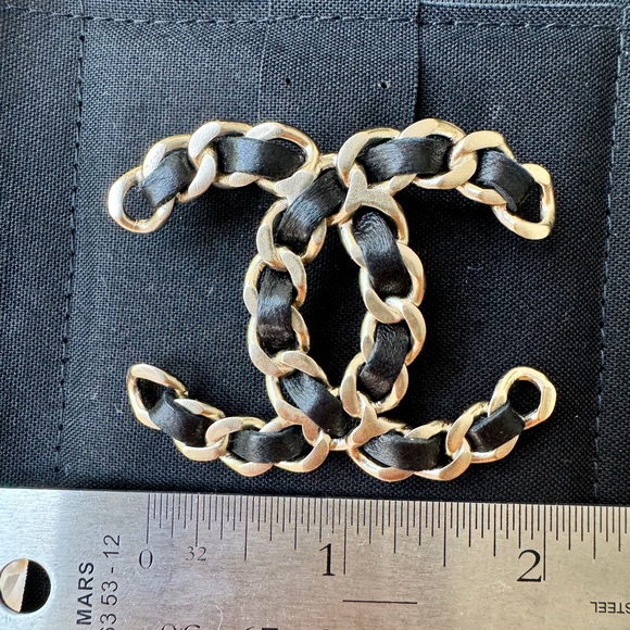 CHANEL 18V CLASSIC GOLD TONE LARGE BIG CC LOGO CHAIN BLACK LEATHER BROOCH PIN - Picture 10 of 10